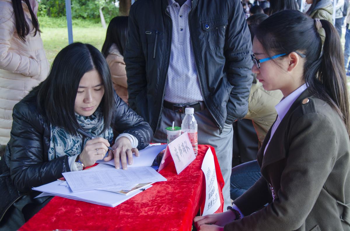 东莞市教育局首次在华师大学城校区举办专场招聘会