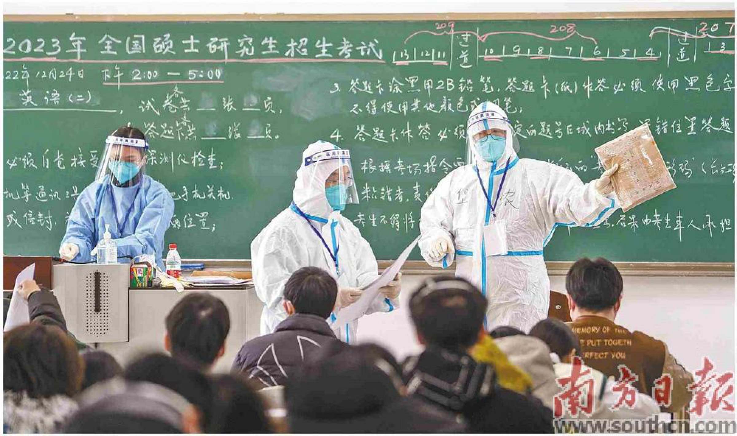  12月24日，华南农业大学考点的隔离考场内，监考人员在做考前准备。