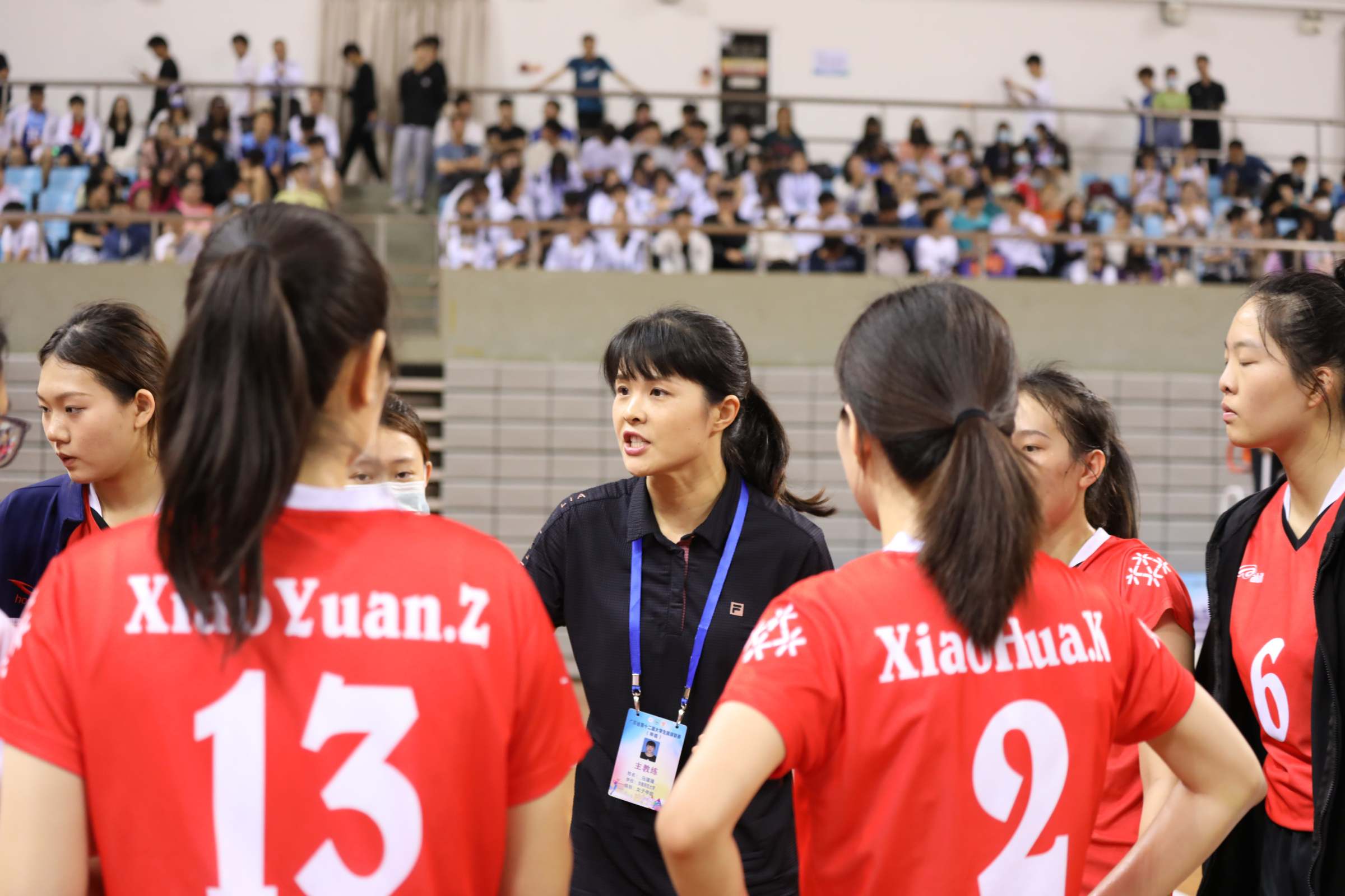 我校女子甲组排球队主教练马瑾瑾老师在赛中布置战术