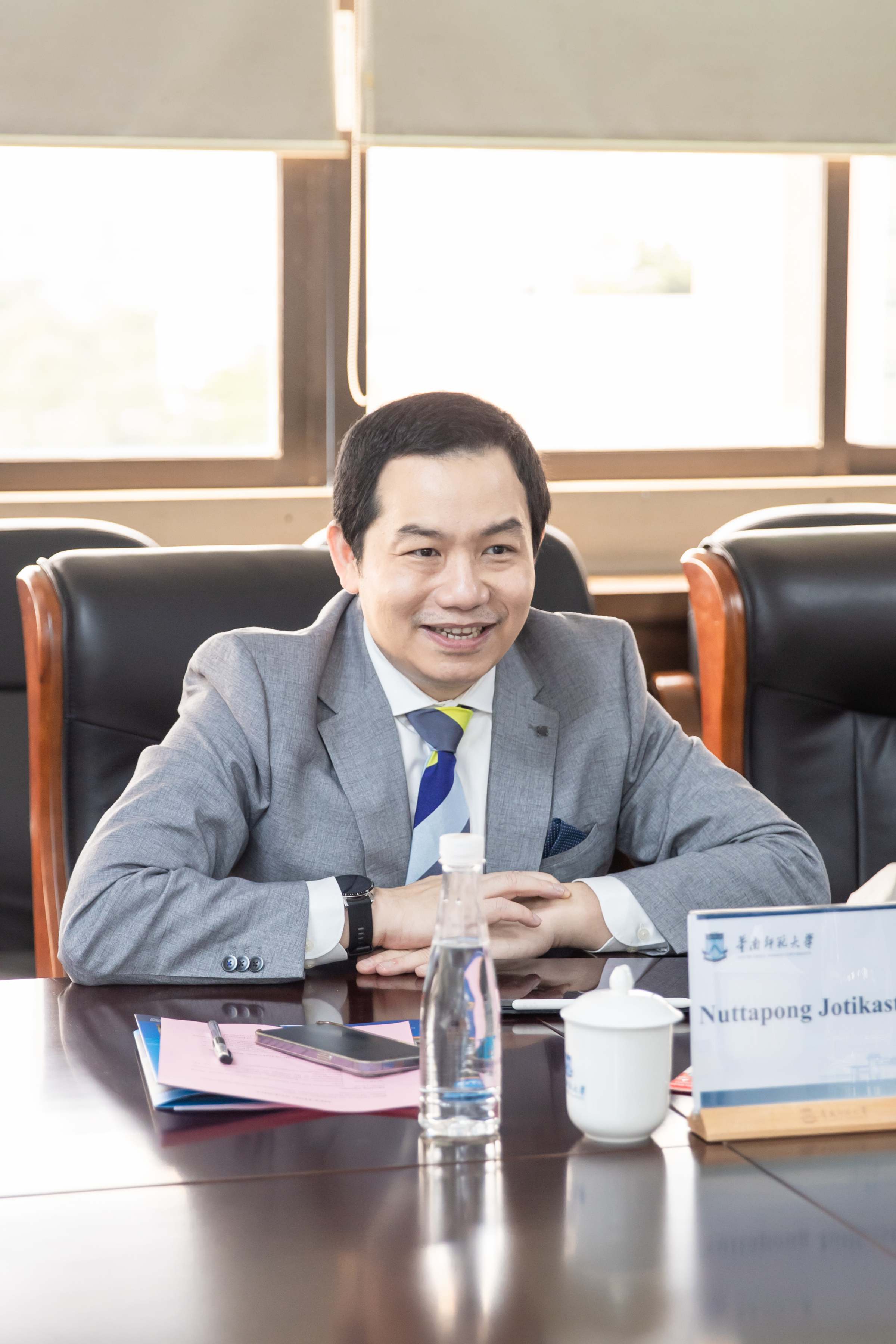 国际学院院长Nuttapong Jotikasthira介绍泰国兰塔纳功欣皇家理工大学情况